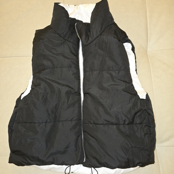 White/Black Reversible Puffer Vest - Picture 6 of 8